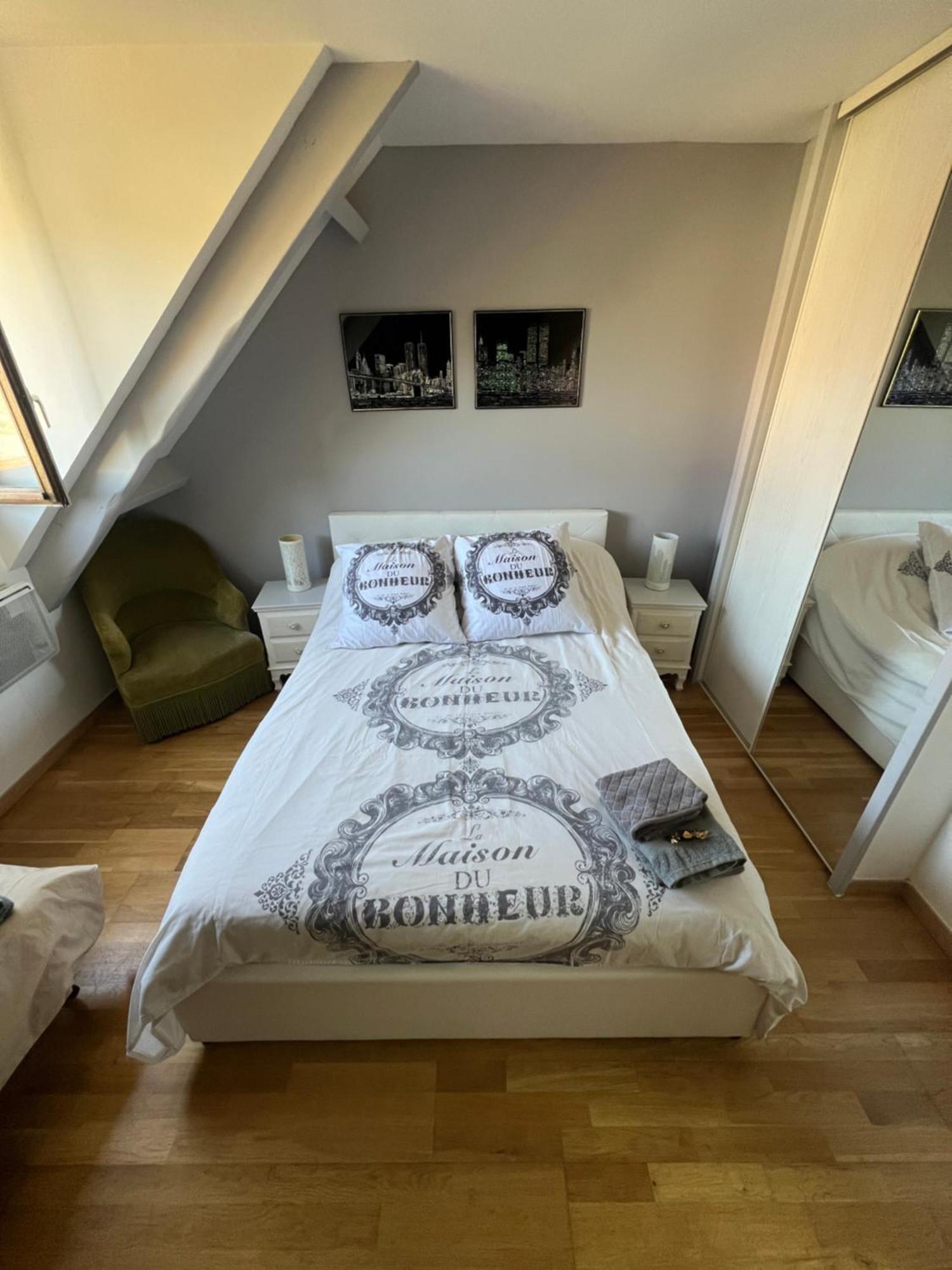 La Maison Du Bonheur Saintry-sur-Seine Экстерьер фото