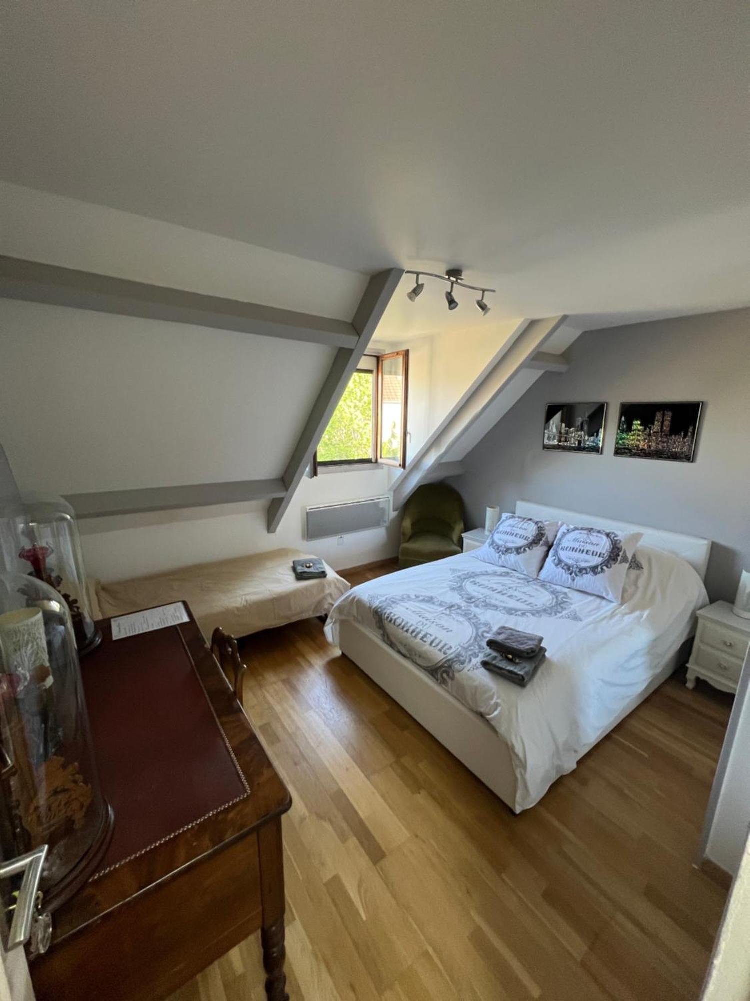 La Maison Du Bonheur Saintry-sur-Seine Экстерьер фото